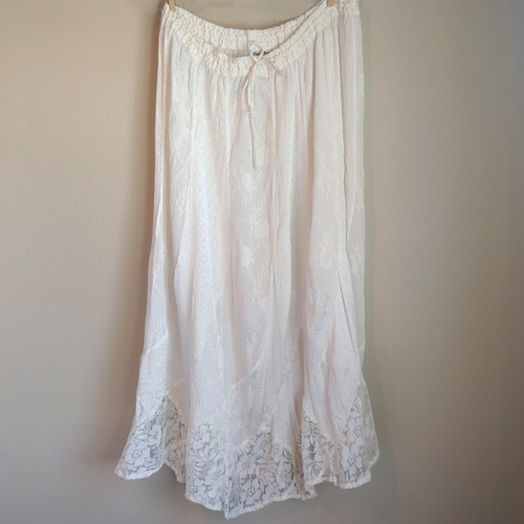 Papillon Dresses & Skirts - Gorgeous Papillon Rayon Skirt Lace Embellishment